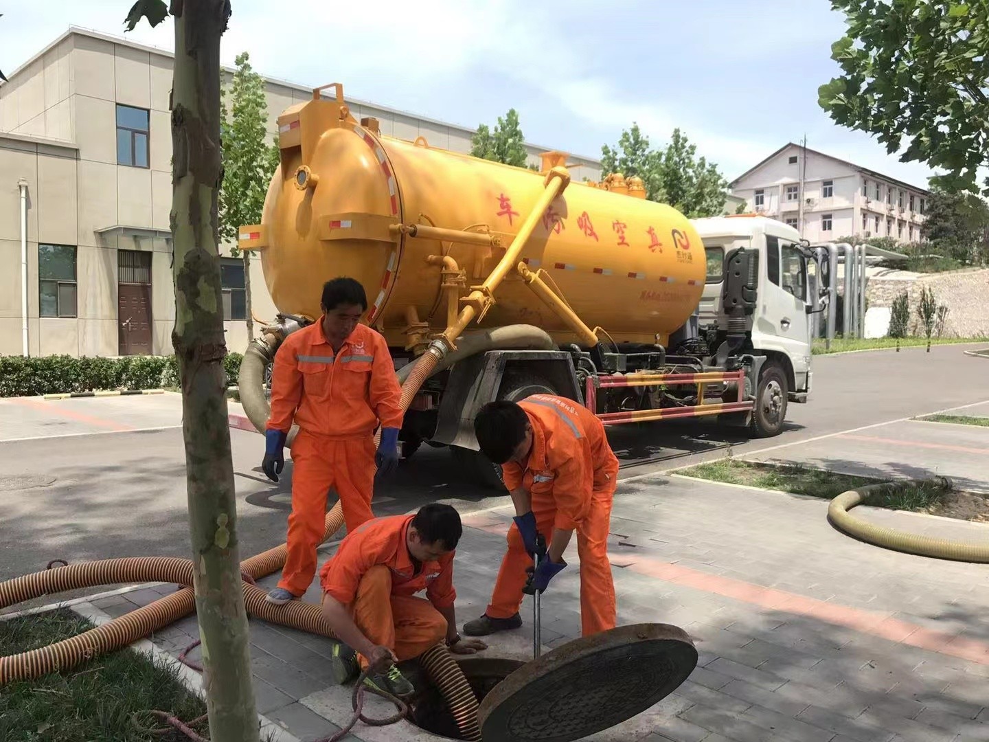 台山管道疏通车停在窨井附近